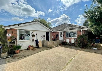 Newport Road, Cowes - Cowes, Isle Of Wight, PO31