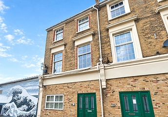 3 bedroom apartment to rent - Clarence Road, East Cowes, PO32